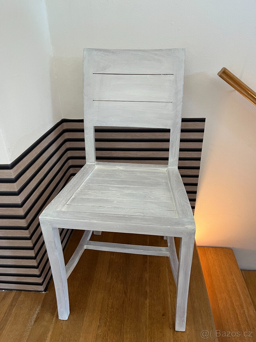 2 kusy židlí z masivu
