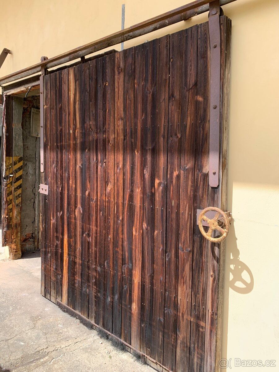 Dveře, stodolové,venkovni, kladkové zavíráni