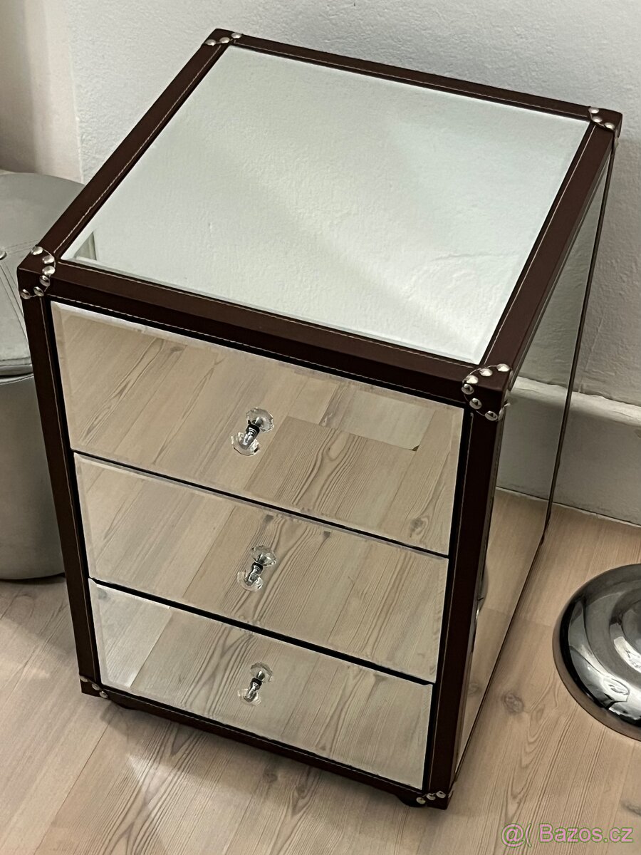 Zrcadlová komoda – 3 zásuvky, kožené detaily, krásný stav