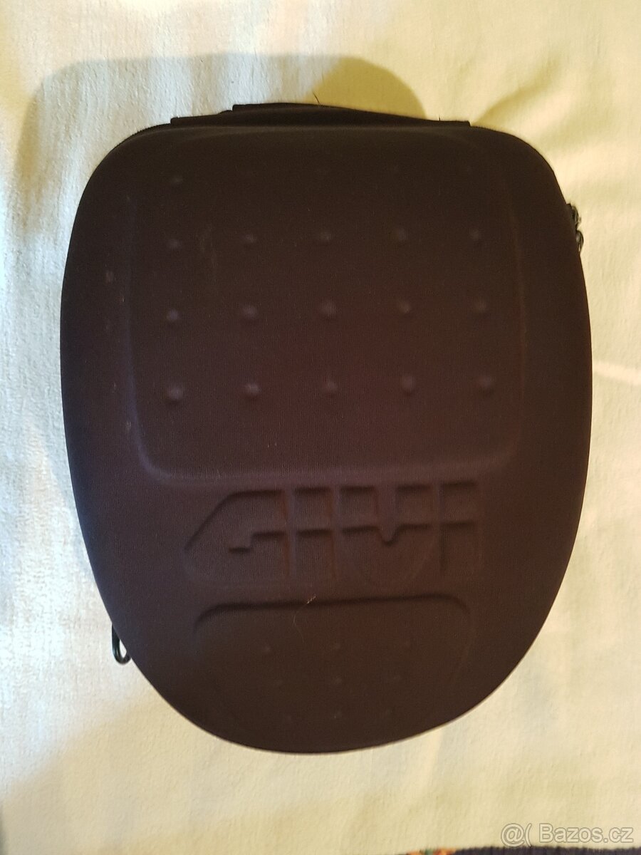 Cestovní tašky, helma