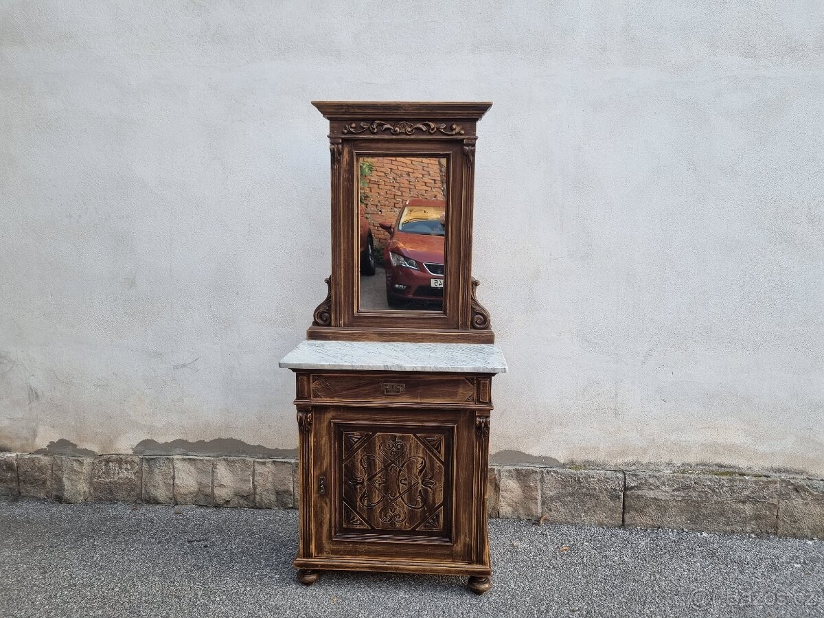 KRÁSNÁ STARÁ KOMODA SE ZRCADLEM