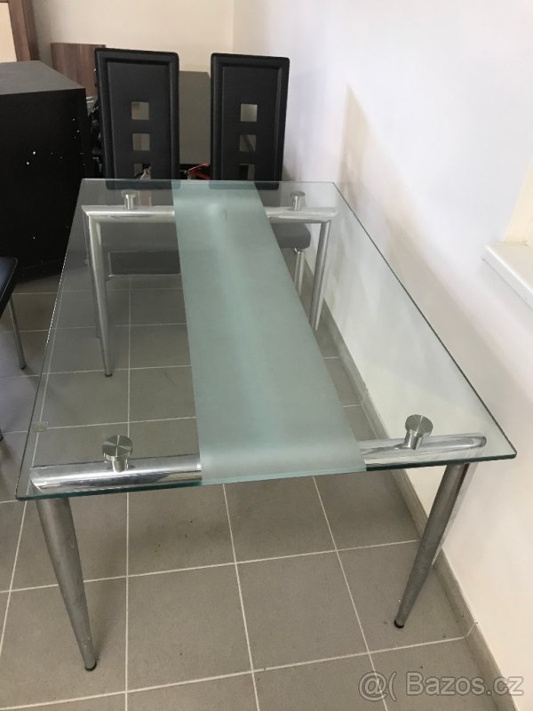 skleněný stůl