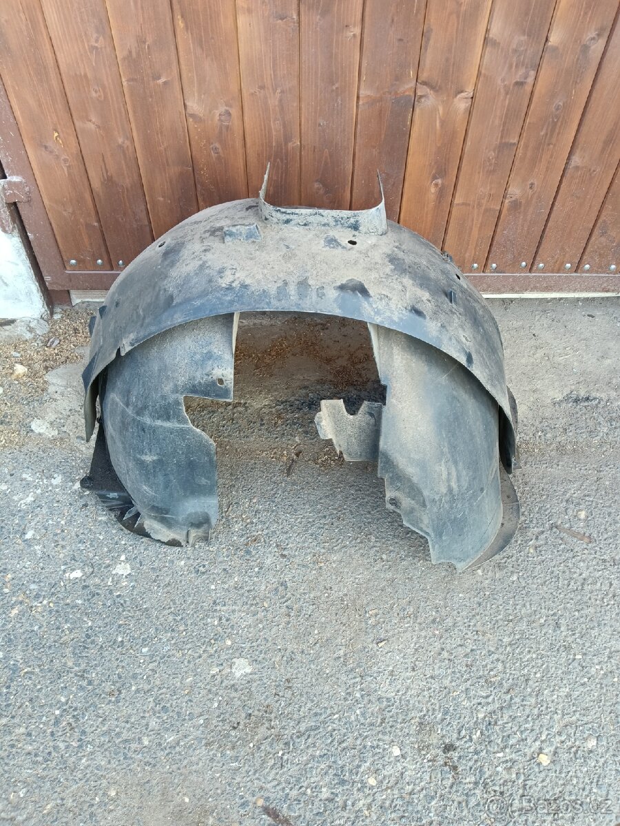 peugeot 308 sw 2009 plastový podběh P/L