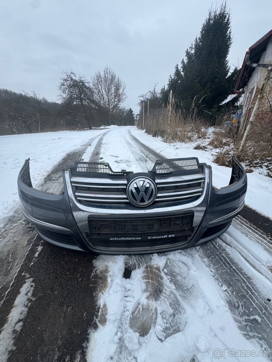 Prodám přední nárazník Volkswagen Golf 5