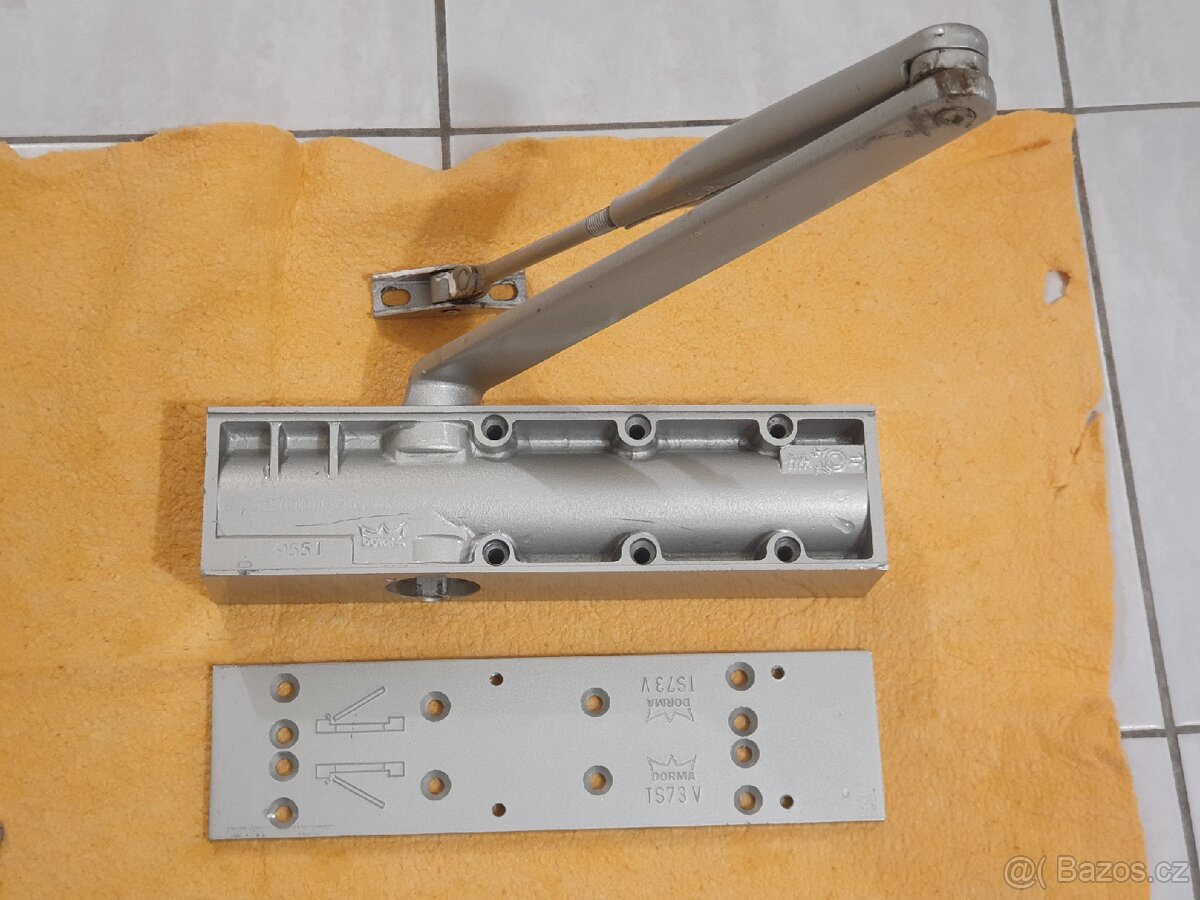 Dveřní zavírač DORMA TS73V