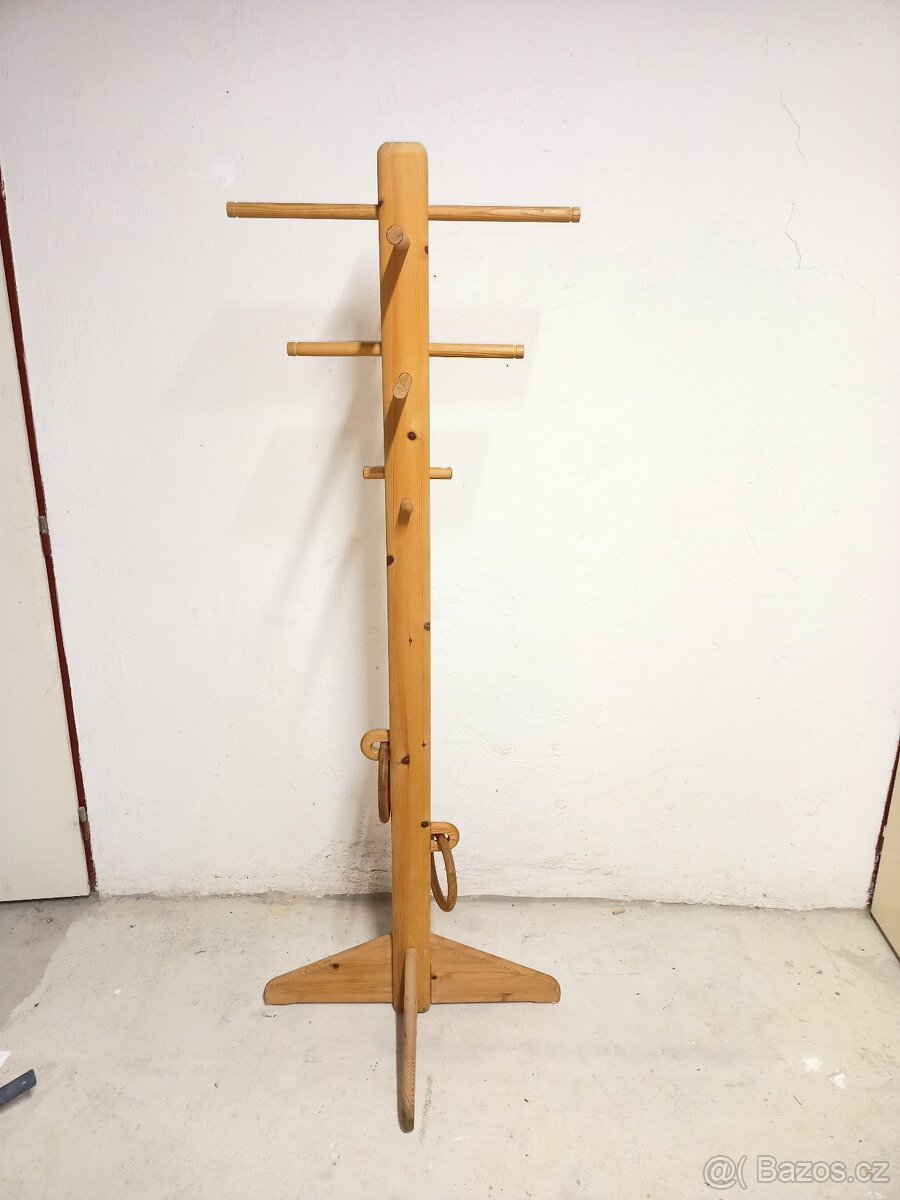 Prodám hezký věšák z masivu