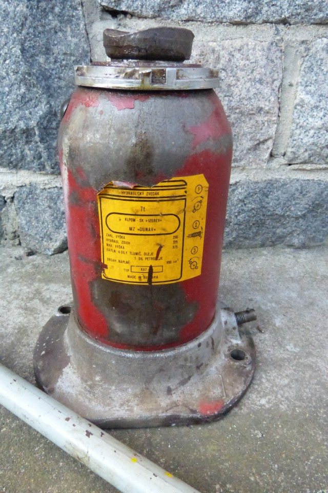 HYDRAULICKÝ ZVEDÁK 7 t - značka DUNAV
