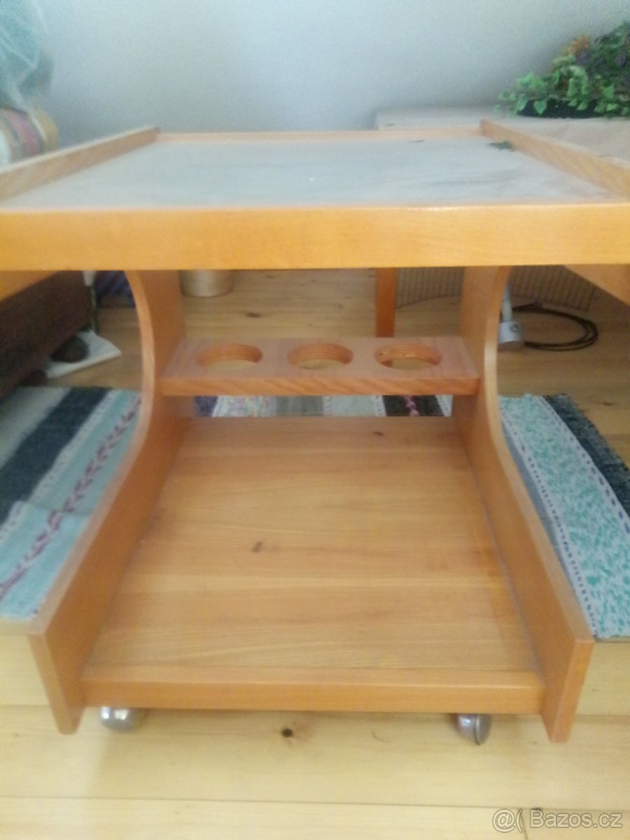 Servírovací stolek