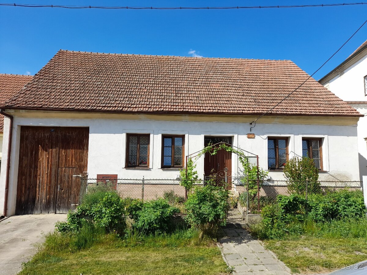 Starší rodinný dům - 4+1, parcela 631 m2 (Uherčice)