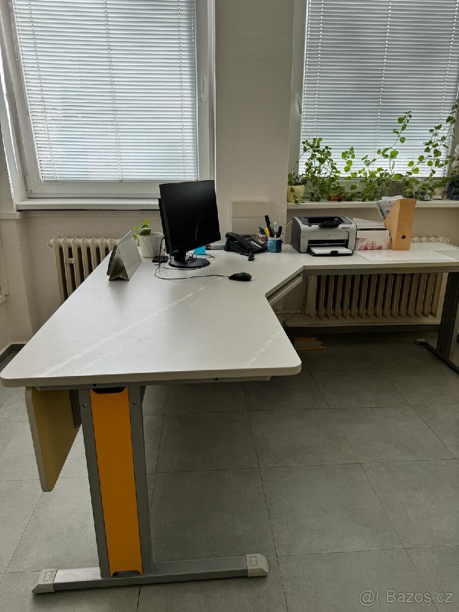 Pracovní stůl