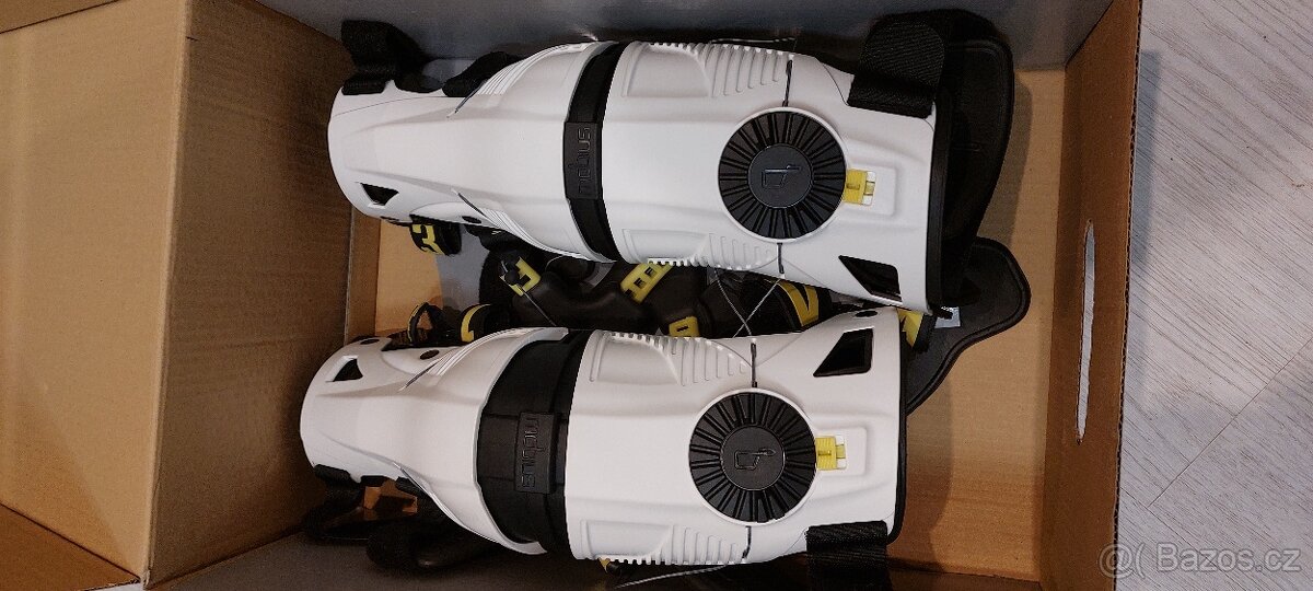 Nove kolenni ortezy Mobius X8 vel. XS a Leatt impact shorts