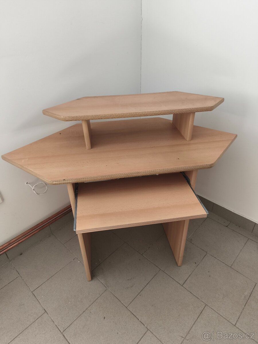 Rohový stolek Pc