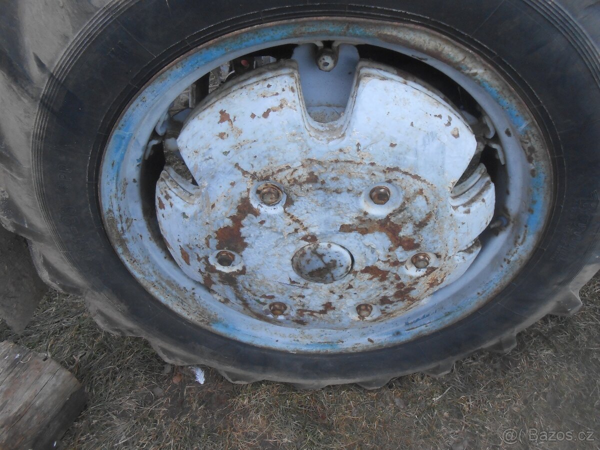 zetor 3011 zavazi 6 kusu a 2 drzaky