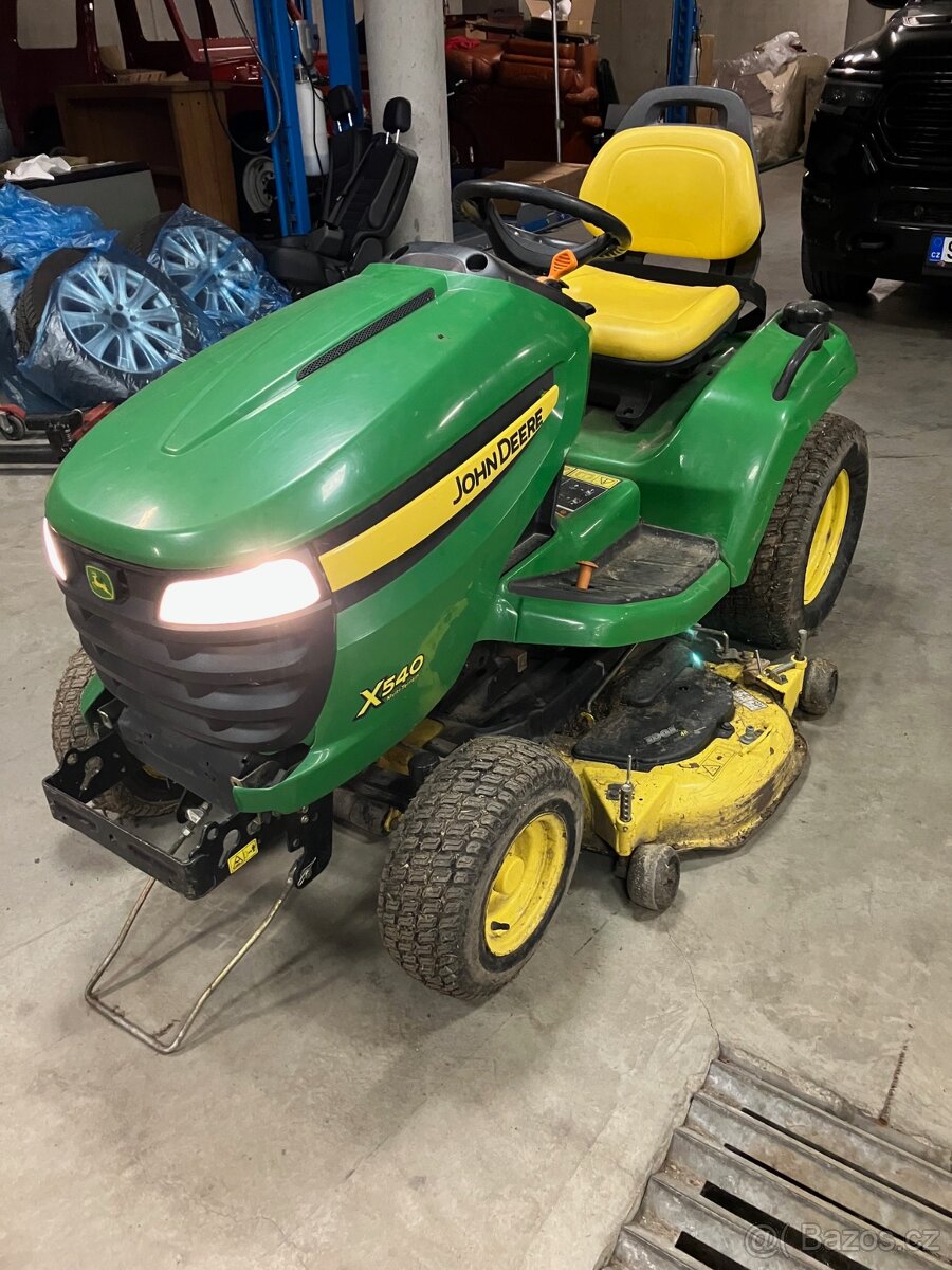 Zahradní traktůrek John Deere