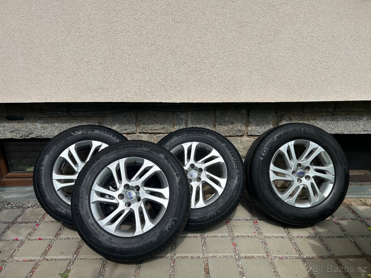 Volvo/Land Rover kola 235/65 R17 V XL