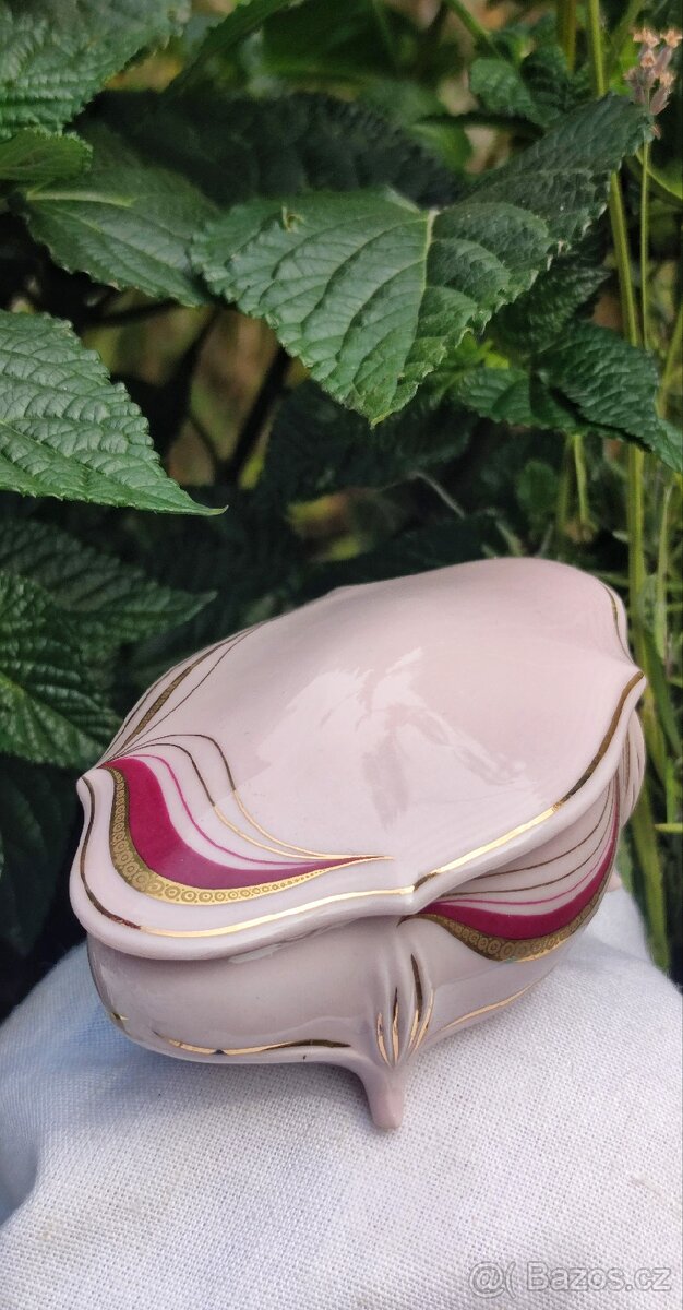 Romantická porcelánová krabička Royal Dux