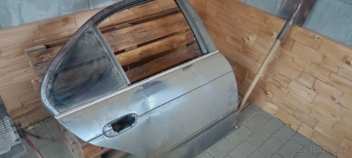 BMW E39 pravé zadní trojúhelníkové sklo a PZ klika dveří