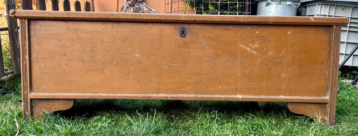 Stará truhla na obilí