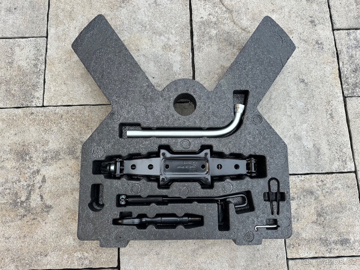 Polystyren s kompletním nářadím do Seat Leon 2012-2021