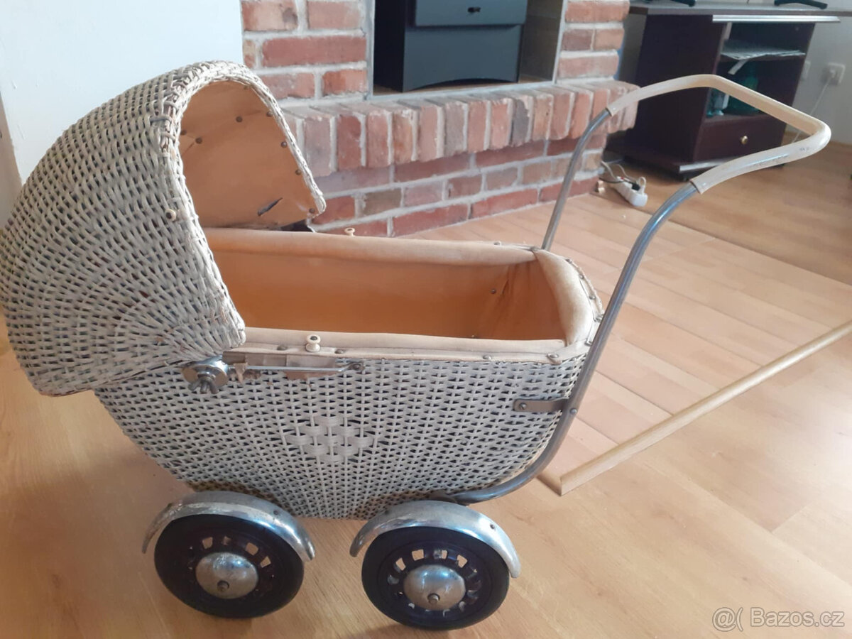 Proutěný kočárek na panenky