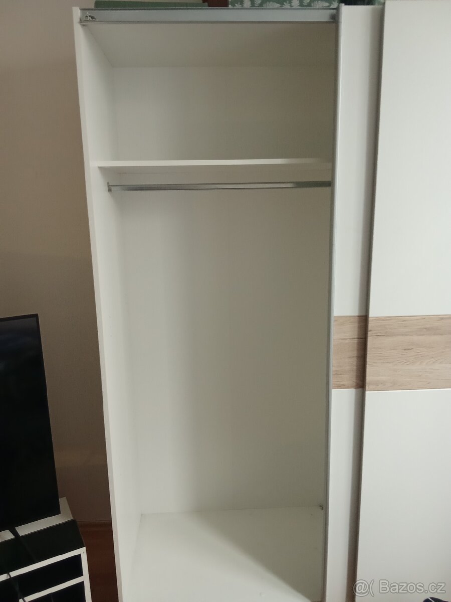Šatní skříň s posuvnými Dveřmi