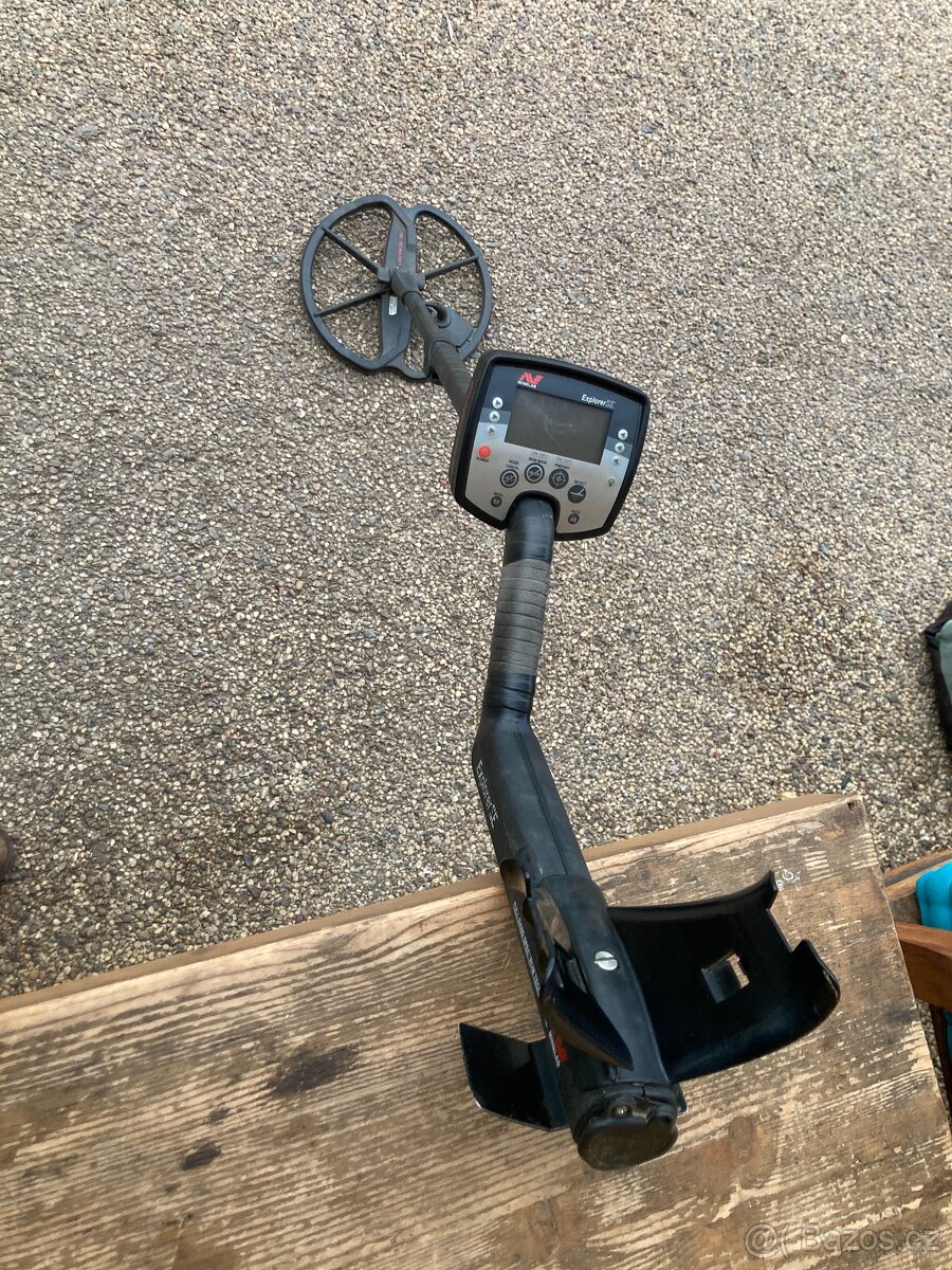 Detektor kovu Minelab Explorer SE profesional