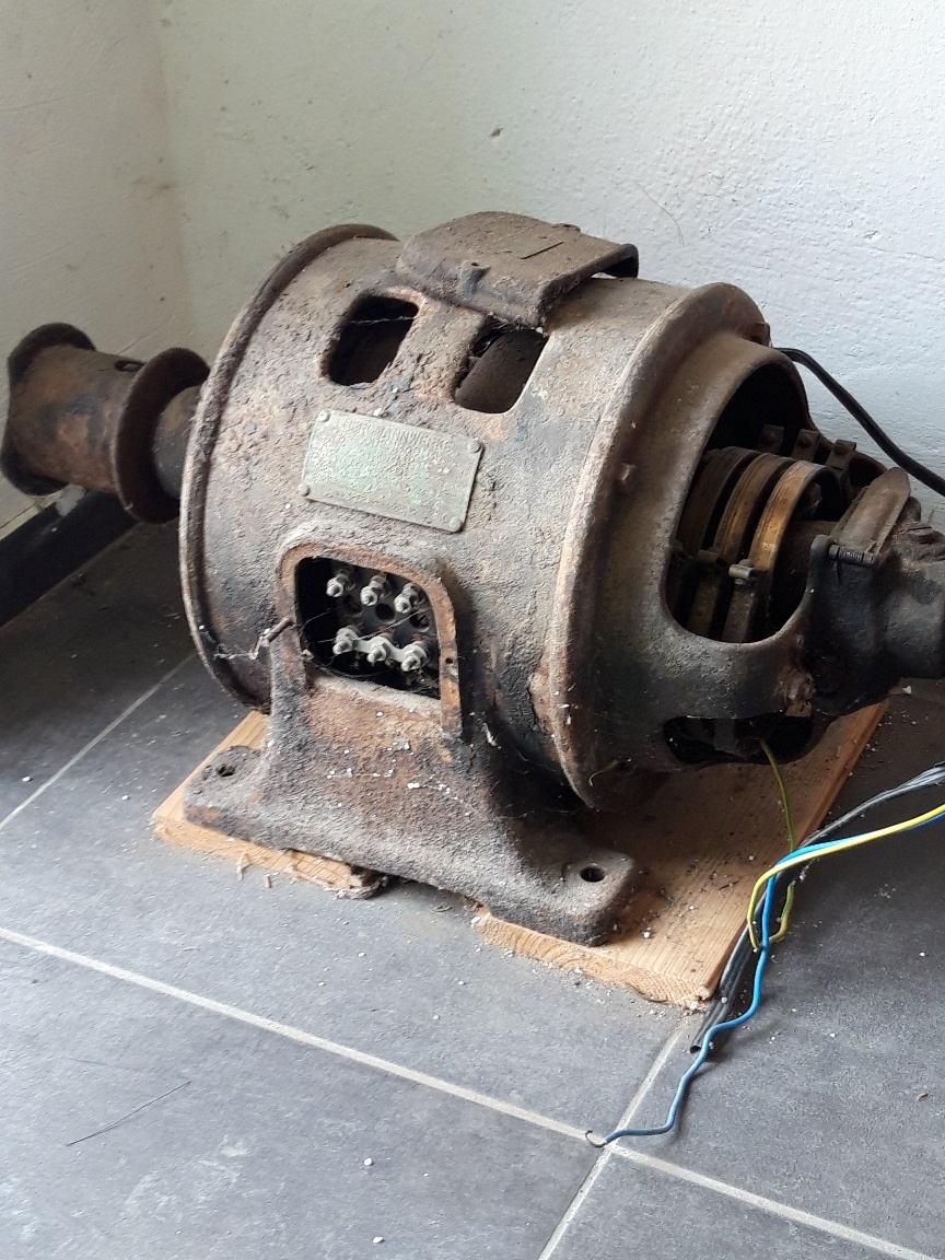 Historický otevřený motor s řemenicí