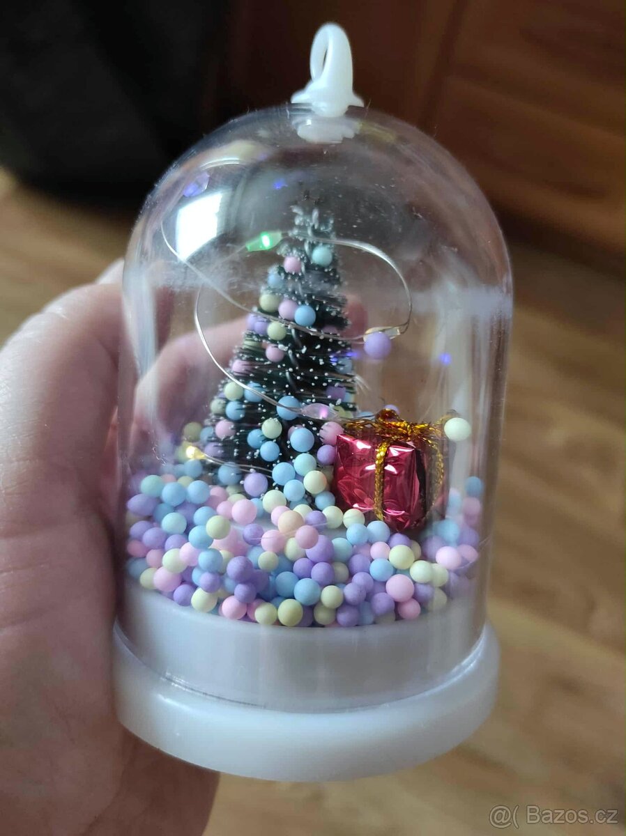 Malá vánoční baňka se stromečkem, kuličkami a světýlky