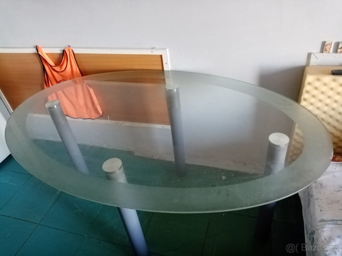 Skleněný stůl