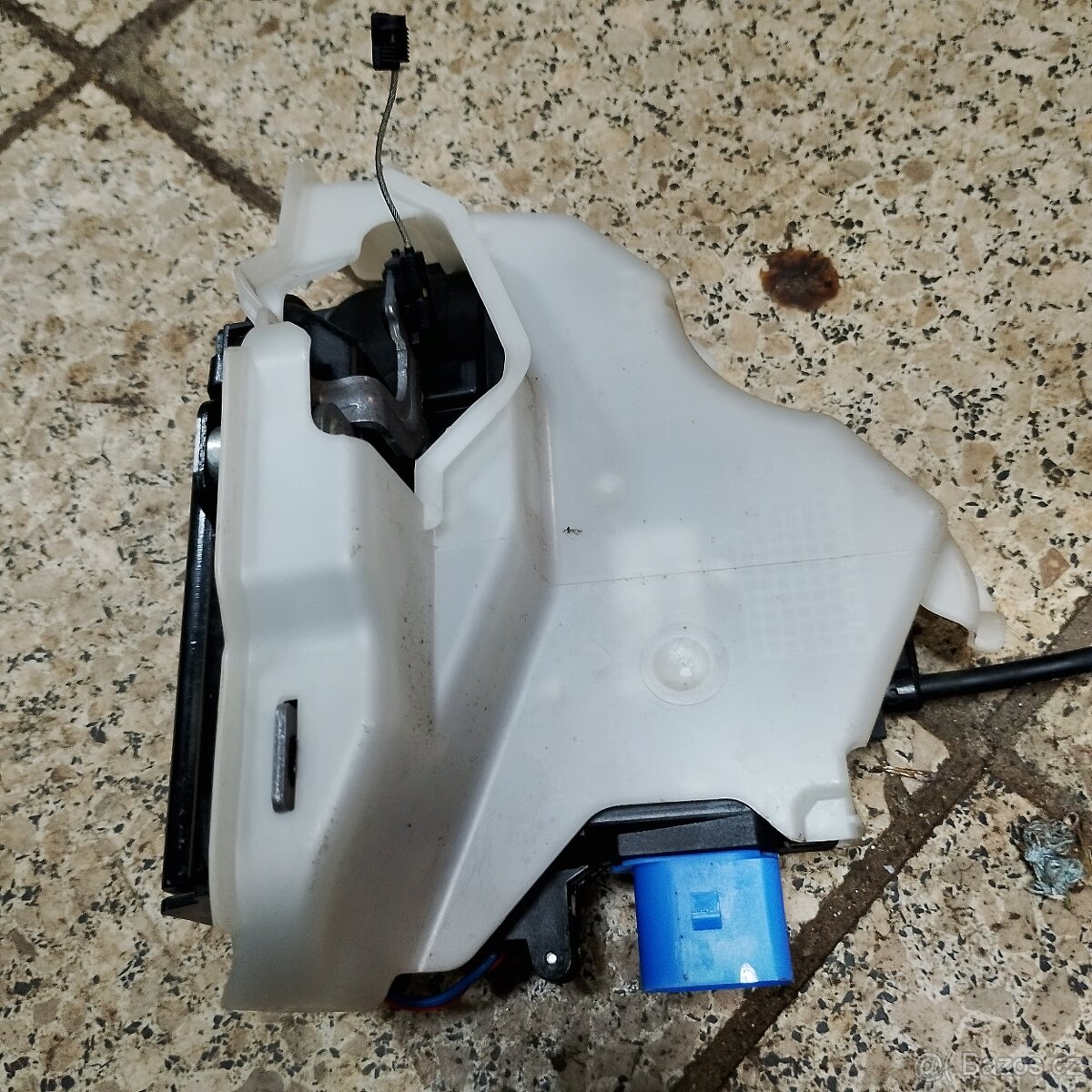 Zámek pravých zadnich dveří vw golf plus.