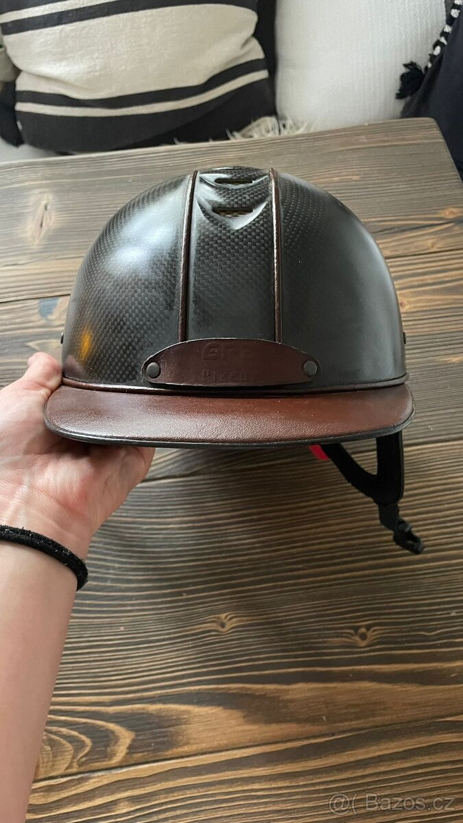 Jezdecká přilba GPA  Pikeur vel. 53, lehká s  polstrováním