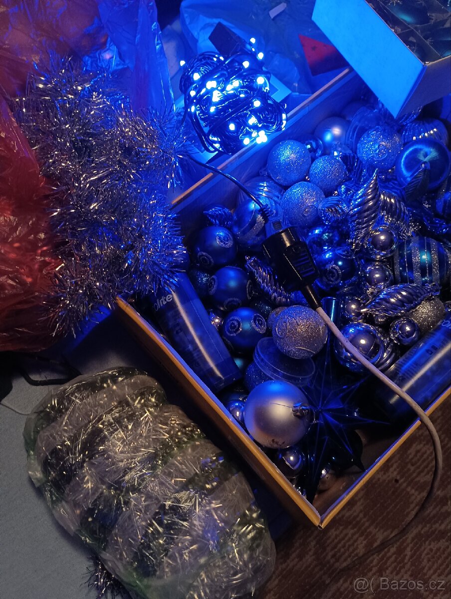 Modré vánoční ozdoby