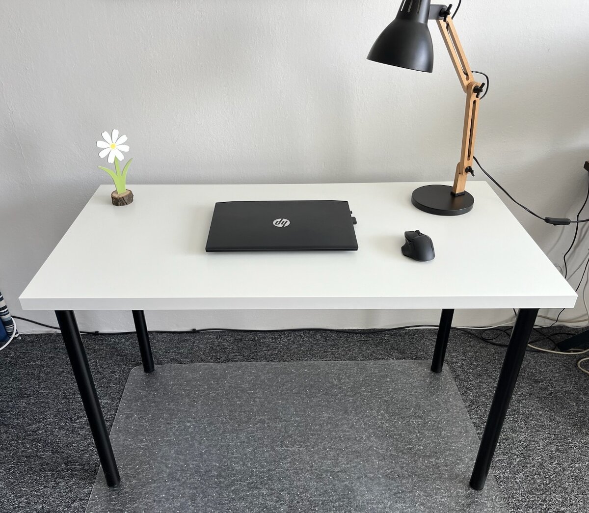 Bílý psací stůl IKEA