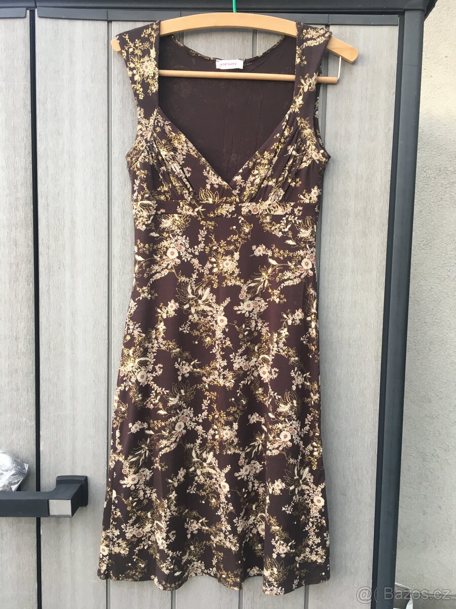 Hnědé společenské šaty se zlatým vzorem Orsay