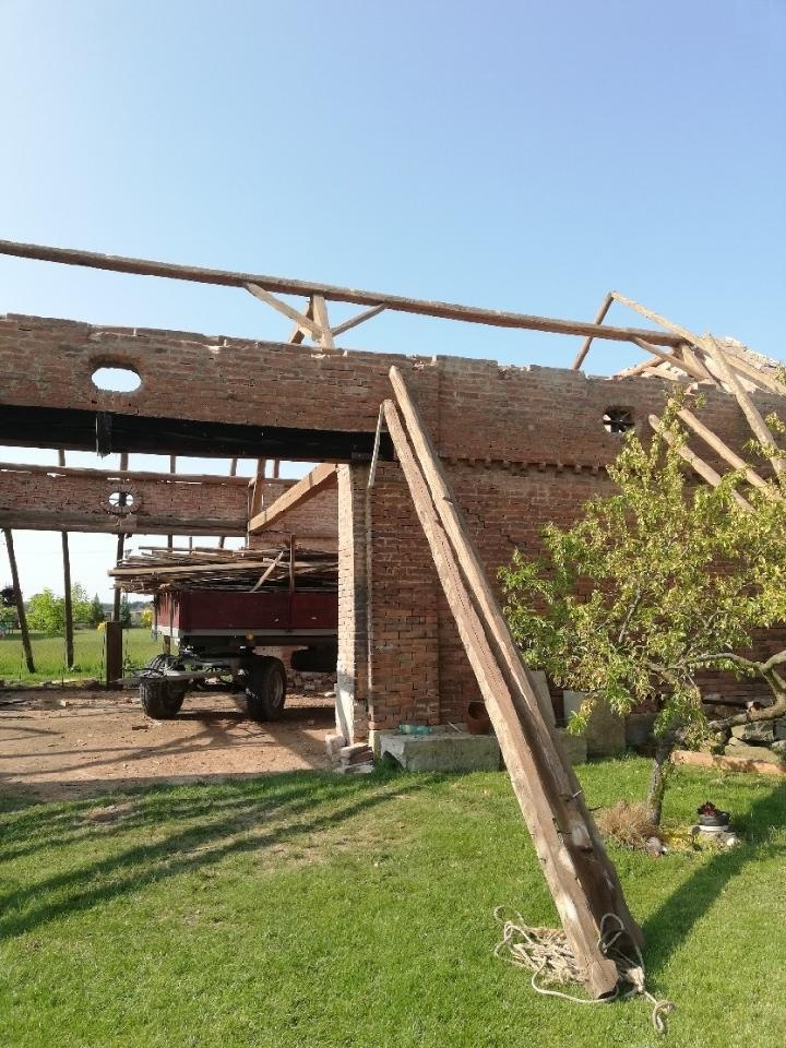 Trámy a demolice stodol domů statků