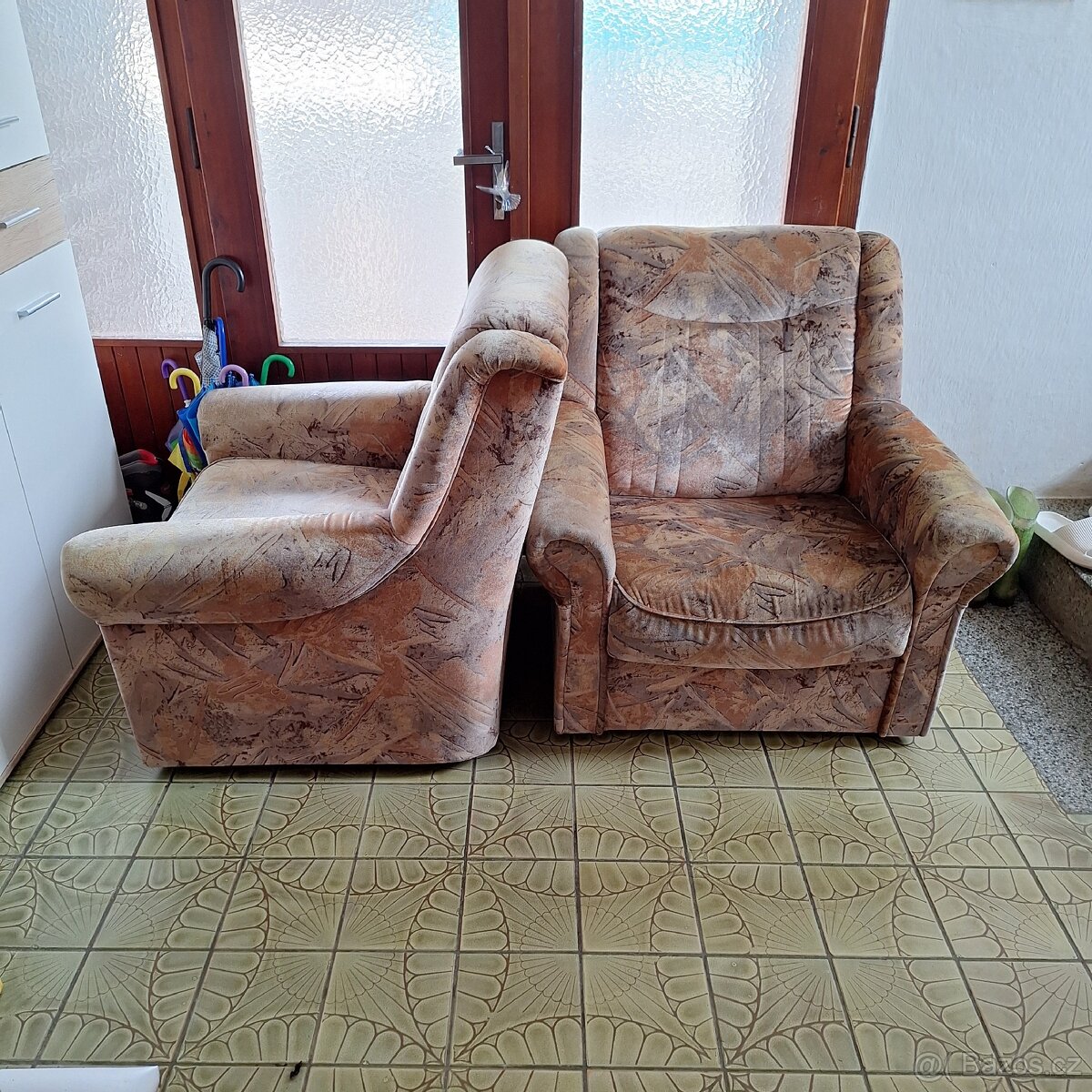 Křesla použitá, v dobrém stavu.