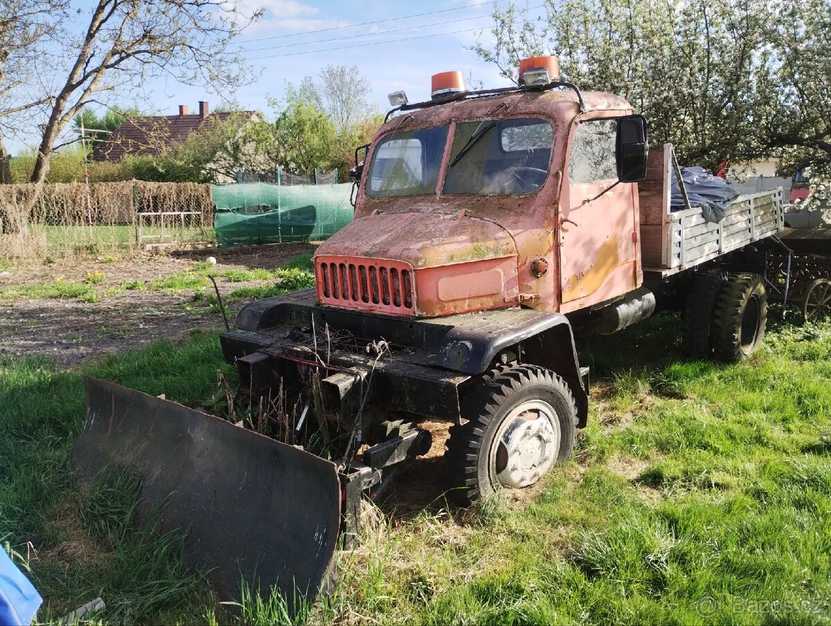 Praga V3S valník 4x4 s pluhem