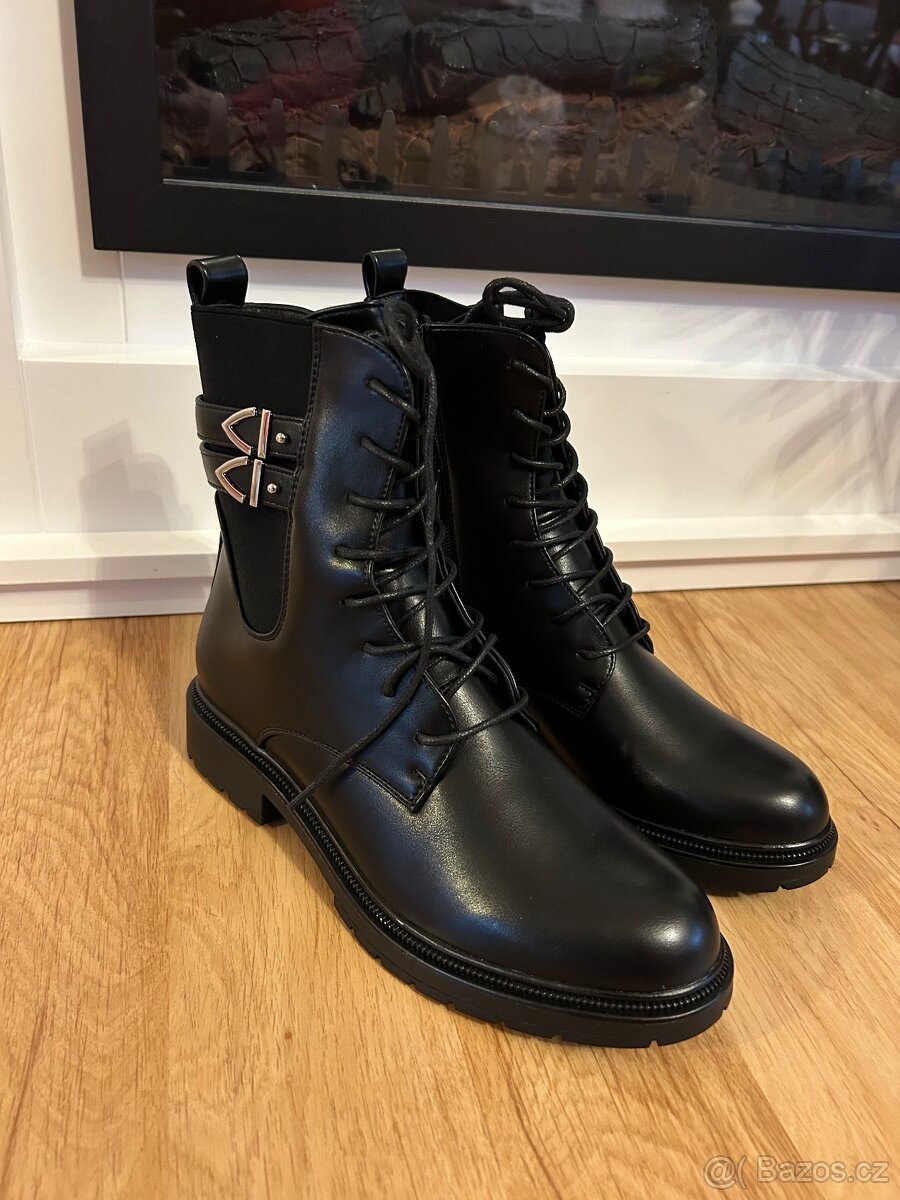 Černé kotníkové boty 39