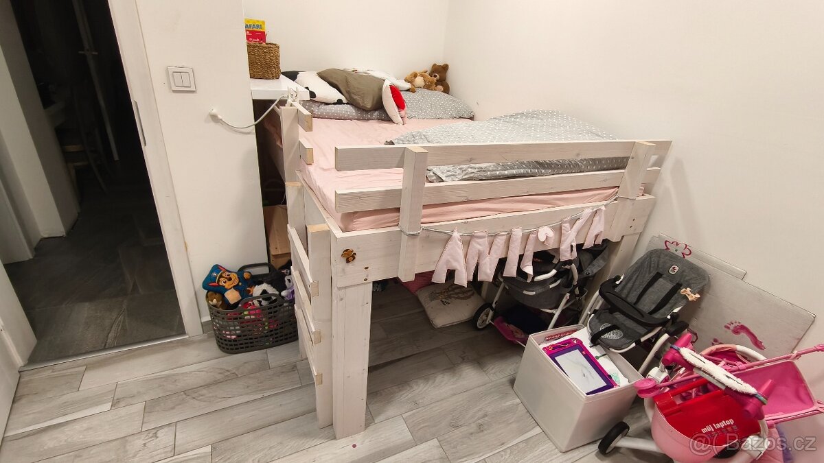 Prodám vyvýšenou dětskou postel 140x200 dělanou na zakázk