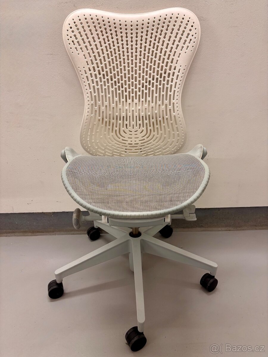 Kancelářská židle Herman Miller Mirra 2