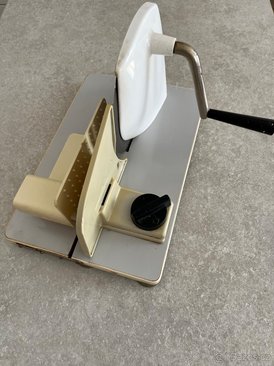 Kráječ na chleba i uzeniny