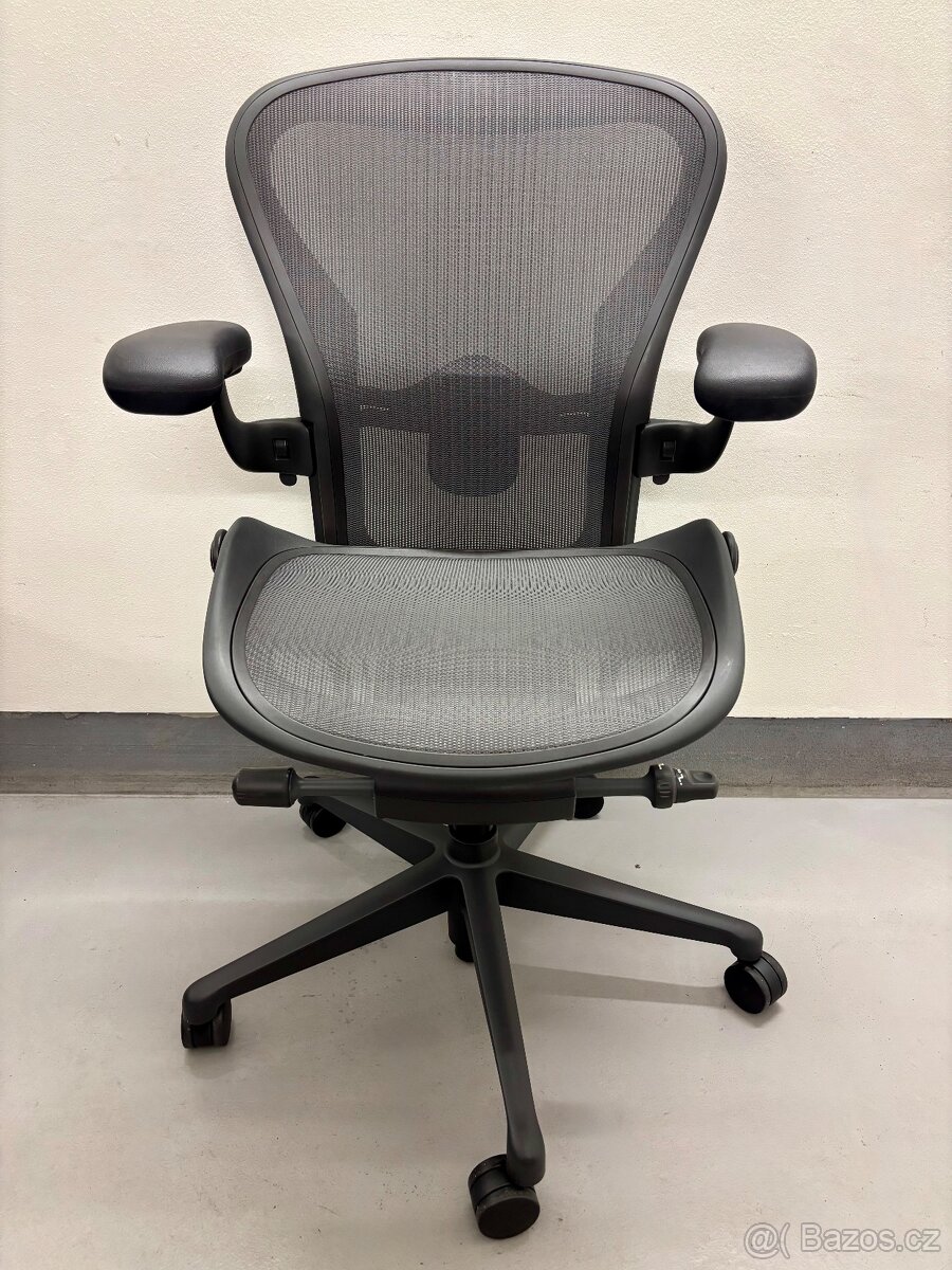 Kancelářská židle Herman Miller Aeron Remastered