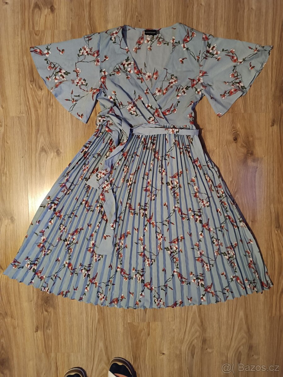 plisované šaty PrettyLittleThing