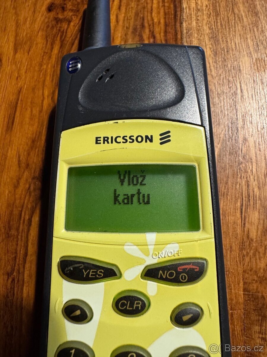 Vintage mobilní telefon Ericsson A1018s – sběratelský kousek