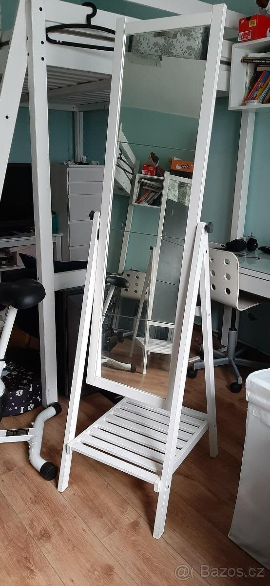 Bílé dřevěné zrcadlo Ikea