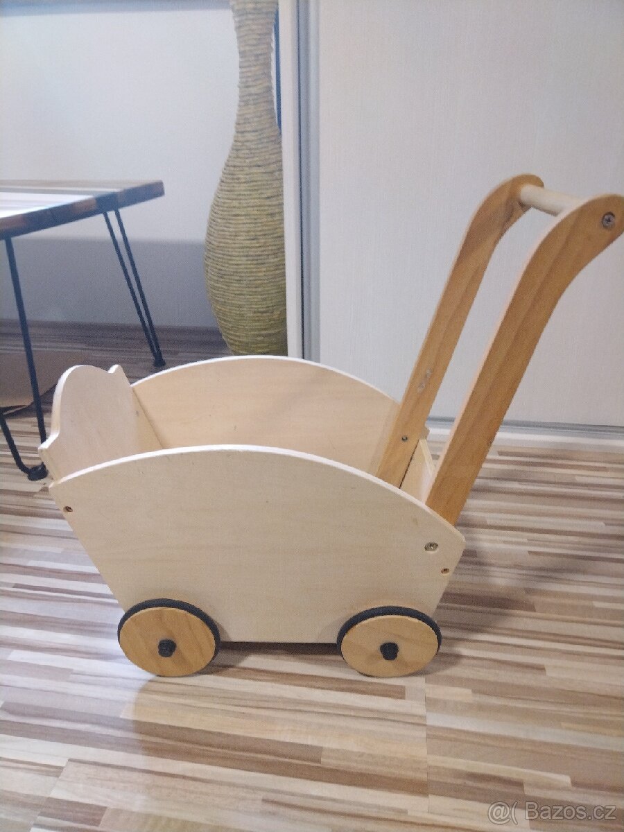 Dřevěný kočárek pro panenky