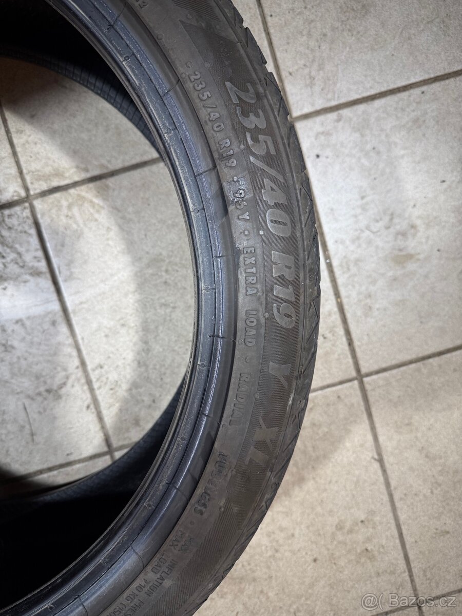 235/40 R19