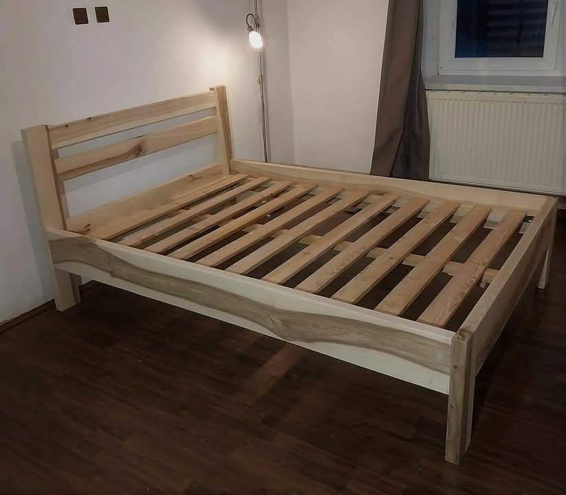 Postel z jasanového masivu