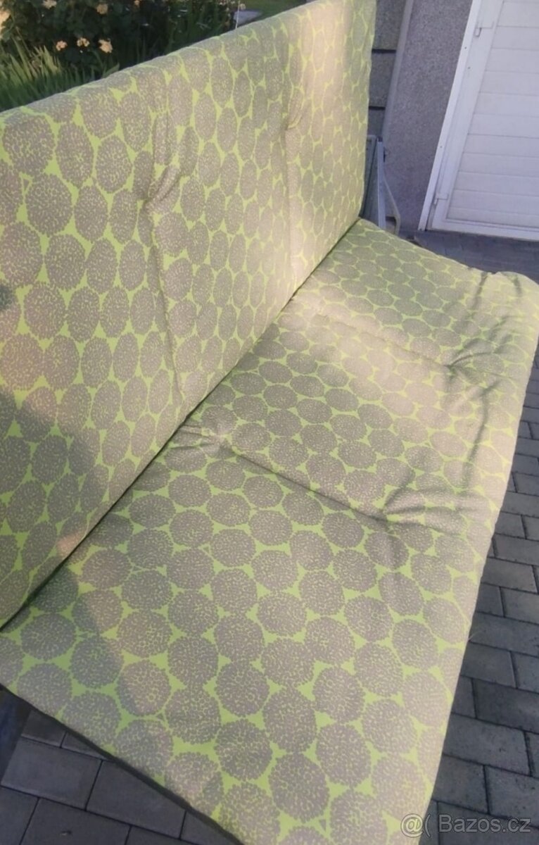 Houpací zahradní lavice se stříškou