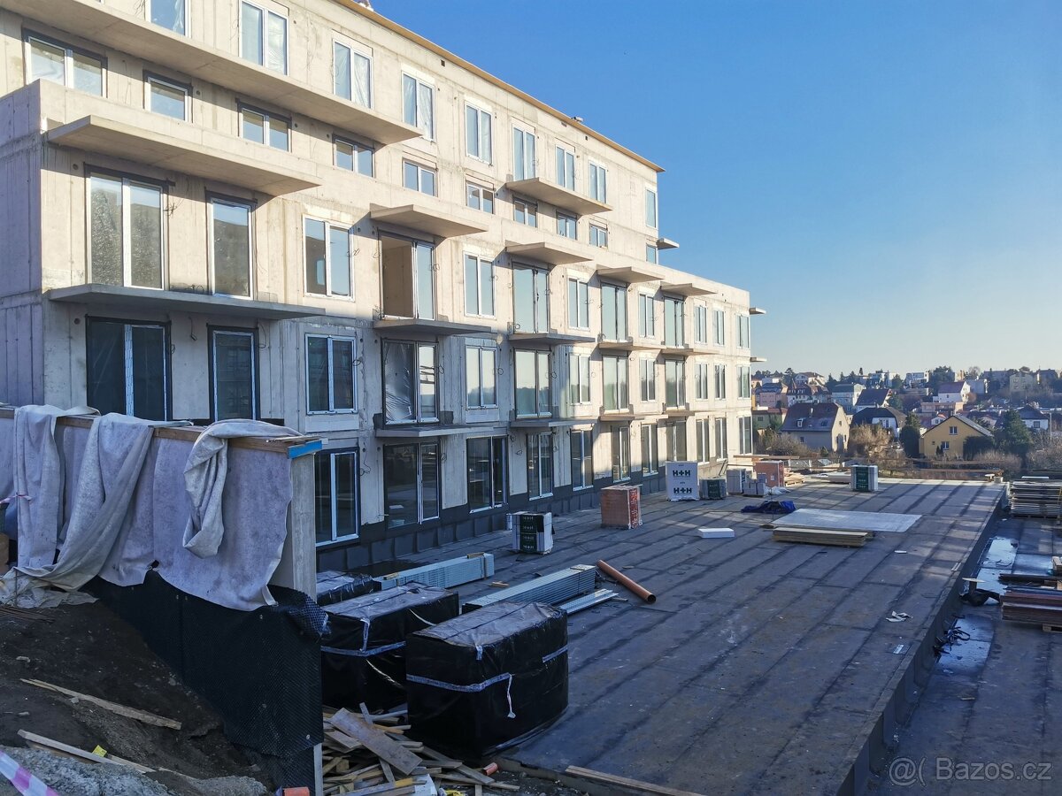 2KK Praha Řeporyje s terasou a velkou předzahrádkou
